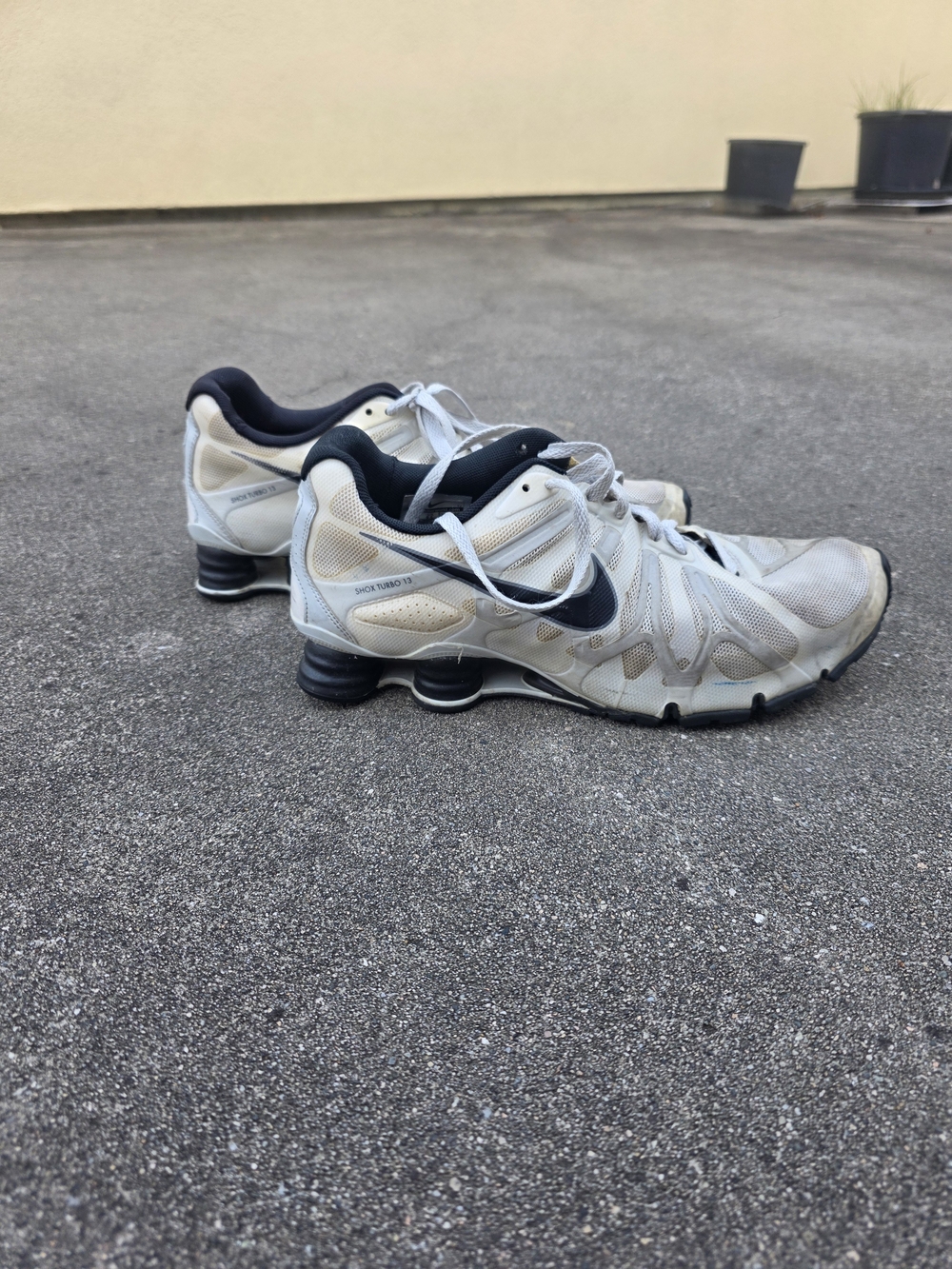 Nike Men’s US10.5 White and Black Shox Turbo 13